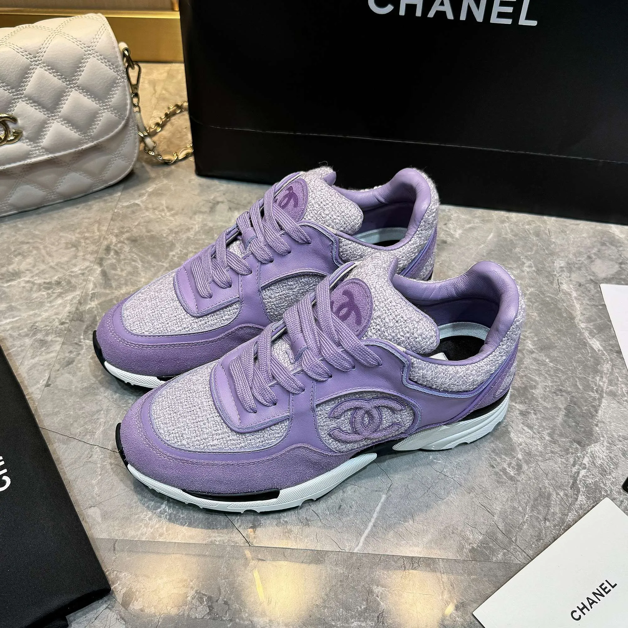 Men's shoes pP700! Chanel Chanel - 2024 counter top casual sneakers This classic design; the upper is embroidered with various techniques; the outsole is fashionable and sporty; the outsole is stylish and sporty; it incorporates a variety of color matching elements... The diversified mix and match is very good-looking and versatile, casual, fashionable, sports, and outdoor can be taken into account... ꫛꫀꪝ Go➫ Material: ❶Upper made of: original imported high silk cowhide suede + small fragrance fabric ❷Inner use: Original imported breathable sheepskin lining ❸ Outsole based on: Original TPU combination outsole Special counter boutique packaging complete set Women 35–41 Men 38-45